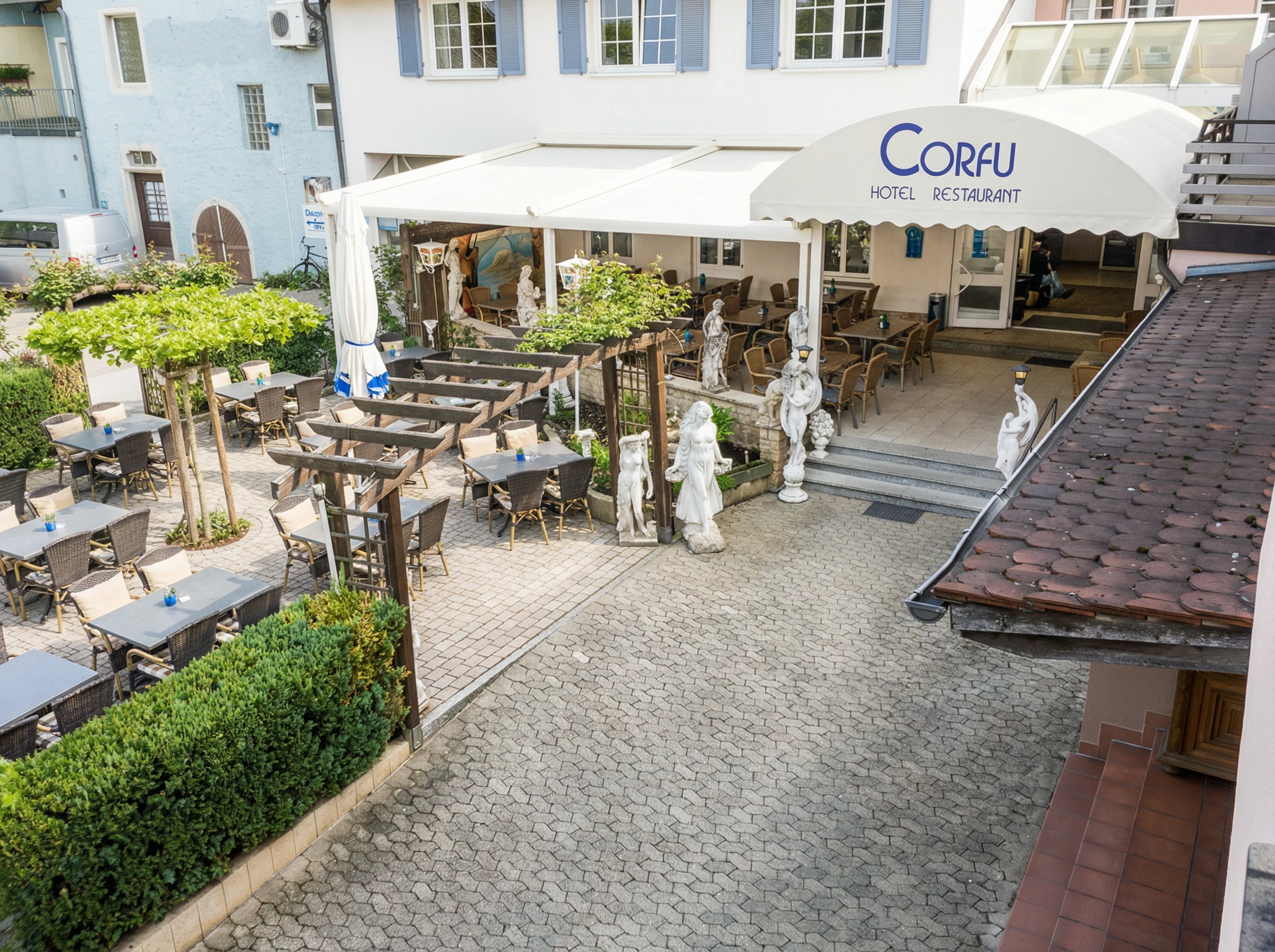 Terasse und Außenansicht Restaurant Corfu